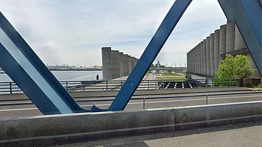 Foto van het nieuwe windscherm met een totale lengte van 144 meter dat bestaat uit 27 halfronde betonnen schalen met een buitendiameter van 4 meter