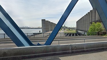 Foto van het nieuwe windscherm met een totale lengte van 144 meter dat bestaat uit 27 halfronde betonnen schalen met een buitendiameter van 4 meter