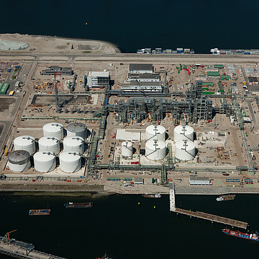 Luchtfoto van de raffinaderij Neste Oil voor de productie van biodiesel in Rotterdam