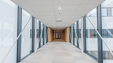 Photo of the interior of a new school building at Waalhaven in Rotterdam.