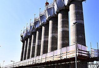 Foto van het nieuwe windscherm met een totale lengte van 144 meter dat bestaat uit 27 halfronde betonnen schalen met een buitendiameter van 4 meter