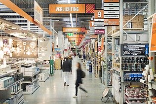 Een foto van de nieuwe bouwmarkt, tuinmarkt, drive-in en parkeerplaatsen voor Hornbach
