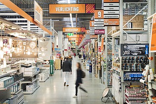 A photo of the new DIY store, garden centre, drive-through and car parks for Hornbach