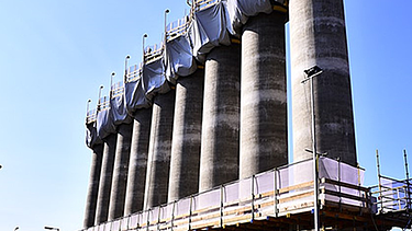 Foto van het nieuwe windscherm met een totale lengte van 144 meter dat bestaat uit 27 halfronde betonnen schalen met een buitendiameter van 4 meter