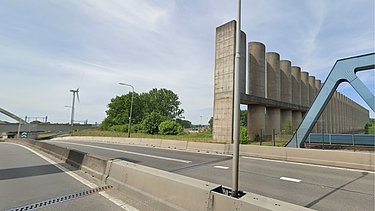 Foto van het nieuwe windscherm met een totale lengte van 144 meter dat bestaat uit 27 halfronde betonnen schalen met een buitendiameter van 4 meter