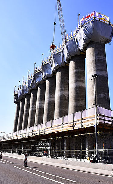 Foto van het nieuwe windscherm met een totale lengte van 144 meter dat bestaat uit 27 halfronde betonnen schalen met een buitendiameter van 4 meter