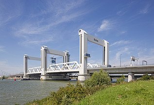 Een foto van de Botlekbrug in Rotterdam.