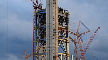 A photograph of the impressive Maasvlakte Power Plant 3 in Rotterdam