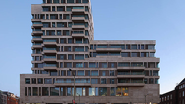 Foto van de gevel van Amadeus in Den Haag.