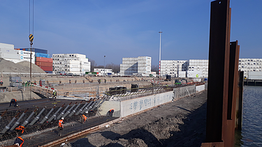 Foto van de werfwerkzaamheden voor de aanleg van de kademuur en kraanbaan bij City Terminal Kramer in de Prins Willem‑Alexanderhaven.