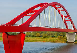 Een foto van de nieuwe spoorbrug, ook wel de Rode Brug of de Rode Loper genoemd, over de IJssel tussen Zwolle en Hattem
