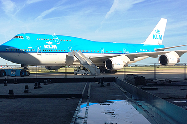Foto van de werkzaamheden aan de betonvloer van Hangar 14 op Schiphol‑Oost tijdens de transformatie naar een warehouse.
