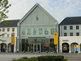 Photo of the front of the Designer Outlet Centre Roermond