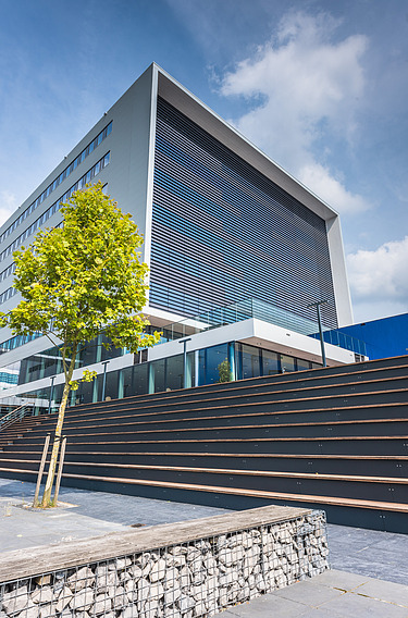 Photo of the exterior of a new school building at Waalhaven in Rotterdam.