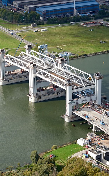 Een foto van de Botlekbrug in Rotterdam.