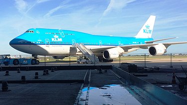Photograph of the work being carried out on the concrete floor of Hangar 14 at Schiphol-East during its conversion into a warehouse.