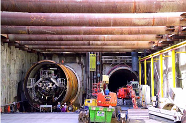 Een foto van de infrastructuur van de Statentunnel Randstadrail in Rotterdam