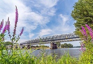 Foto van de fietsbrug tussen Cuijk en Mook, ook bekend als de Maasover. Ze overspant de Maas en vormt een cruciale schakel in de snelfietsroute F73.