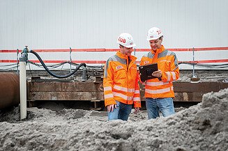 Een foto van twee ZÜBLIN Nederland medewerkers op een werf met Ipad.