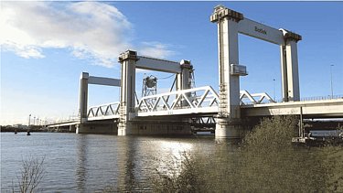 Een foto van de Botlekbrug in Rotterdam.