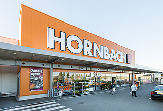 Een foto van de nieuwe bouwmarkt, tuinmarkt, drive-in en parkeerplaatsen voor Hornbach.