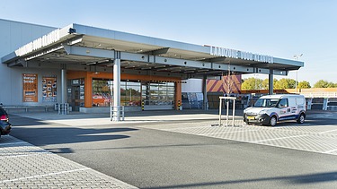 A photo of the new DIY store, garden centre, drive-through and car parks for Hornbach