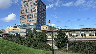 Foto van de buitenkant van kantorencomplex Vigilantis in Vlaardingen