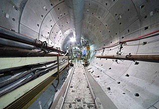 Foto van de binnenkant van de Noord-Zuidlijn van de Amsterdamse metro