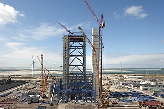 A photograph of the impressive Maasvlakte Power Plant 3 in Rotterdam