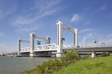 Een foto van de Botlekbrug in Rotterdam.