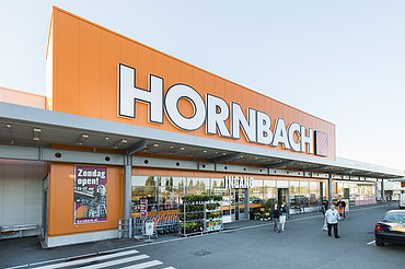 A photo of the new DIY store, garden centre, drive-through and car parks for Hornbach.