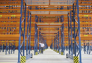 Een drone foto van het nieuwe distributiecentrum voor Philips Lighting dat bestaat uit distributiehal en kantoor 
