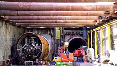 Een foto van de infrastructuur van de Statentunnel Randstadrail in Rotterdam
