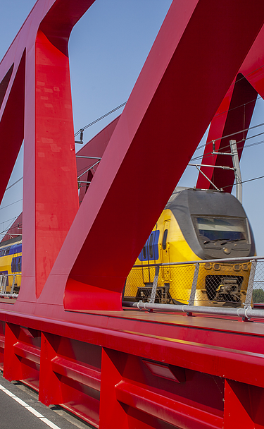 Een foto van de nieuwe spoorbrug, ook wel de Rode Brug of de Rode Loper genoemd, over de IJssel tussen Zwolle en Hattem