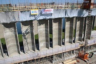 Foto van het nieuwe windscherm met een totale lengte van 144 meter dat bestaat uit 27 halfronde betonnen schalen met een buitendiameter van 4 meter