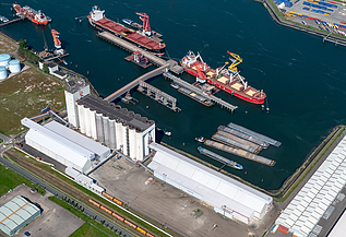 Een drone foto van de EBS loods in Rotterdam