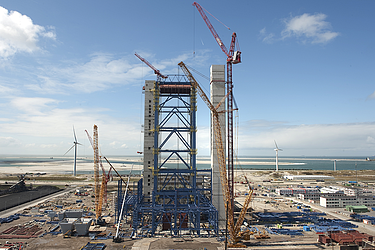 A photograph of the impressive Maasvlakte Power Plant 3 in Rotterdam