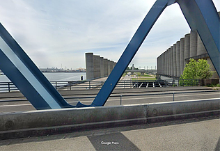 Foto van het nieuwe windscherm met een totale lengte van 144 meter dat bestaat uit 27 halfronde betonnen schalen met een buitendiameter van 4 meter