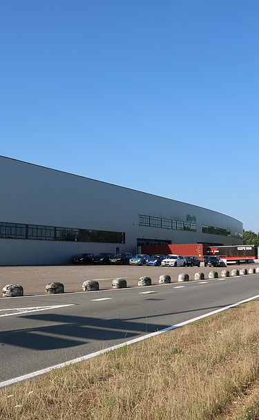 Een drone foto van het nieuwe distributiecentrum voor Philips Lighting dat bestaat uit distributiehal en kantoor 