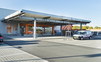A photo of the new DIY store, garden centre, drive-through and car parks for Hornbach