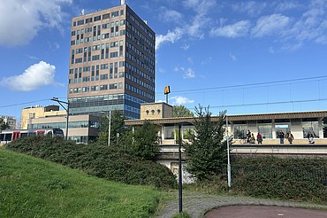 Een foto van de buitenkant van het kantorencomplex Vigilantis in Vlaardingen