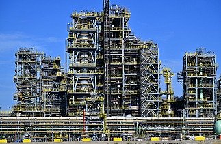 Foto van de raffinaderij Neste Oil voor de productie van biodiesel in Rotterdam