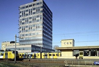 Een foto van de buitenkant van het kantorencomplex Vigilantis in Vlaardingen