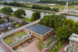 Een foto van de Dafne Schippersbrug, een fiets- en voetgangersbrug over het Amsterdam-Rijnkanaal in Utrecht