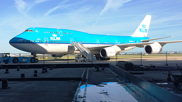 Foto van de werkzaamheden aan de betonvloer van Hangar 14 op Schiphol‑Oost tijdens de transformatie naar een warehouse.