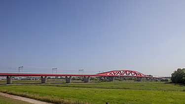 Een foto van de nieuwe spoorbrug, ook wel de Rode Brug of de Rode Loper genoemd, over de IJssel tussen Zwolle en Hattem