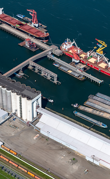 Een drone foto van de EBS loods in Rotterdam