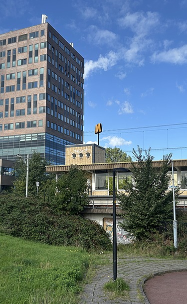 Een foto van de buitenkant van het kantorencomplex Vigilantis in Vlaardingen