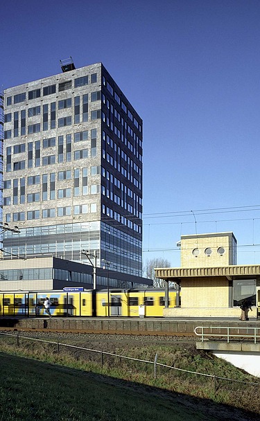A photograph of the exterior of the Vigilantis office complex in Vlaardingen