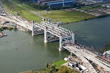 Een foto van de Botlekbrug in Rotterdam.